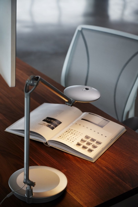 Humanscale modern adjustable desk lamp
